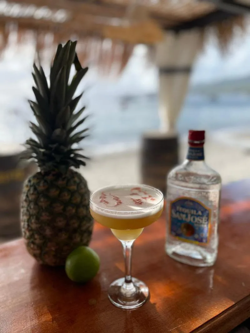 Cocktail au comptoir, face à la plage