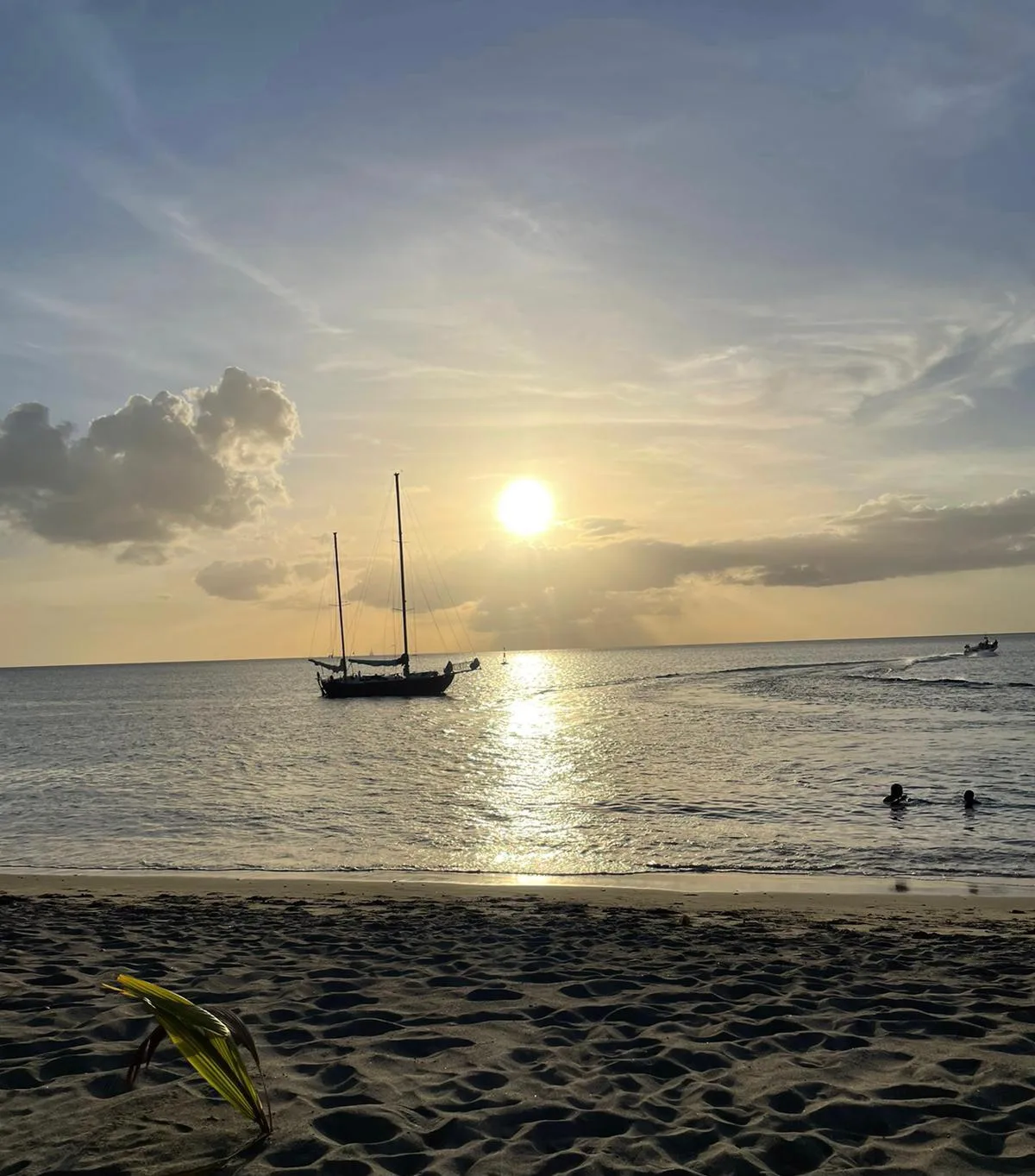 Coucher de soleil et voilier au mouillage