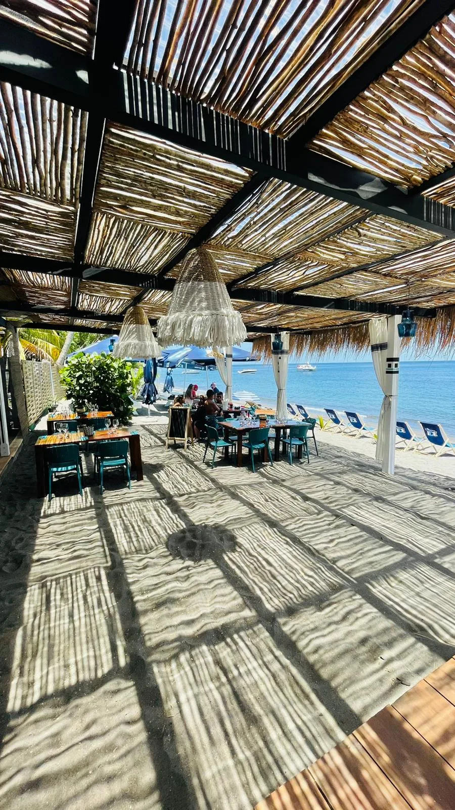 Les tables sous la pergola, transats au bord de l'eau
