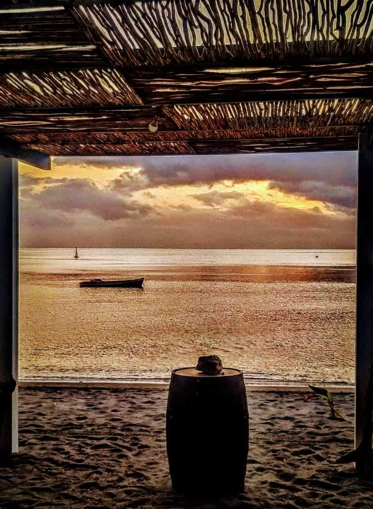 La mer au coucher du soleil, vue depuis la pergola