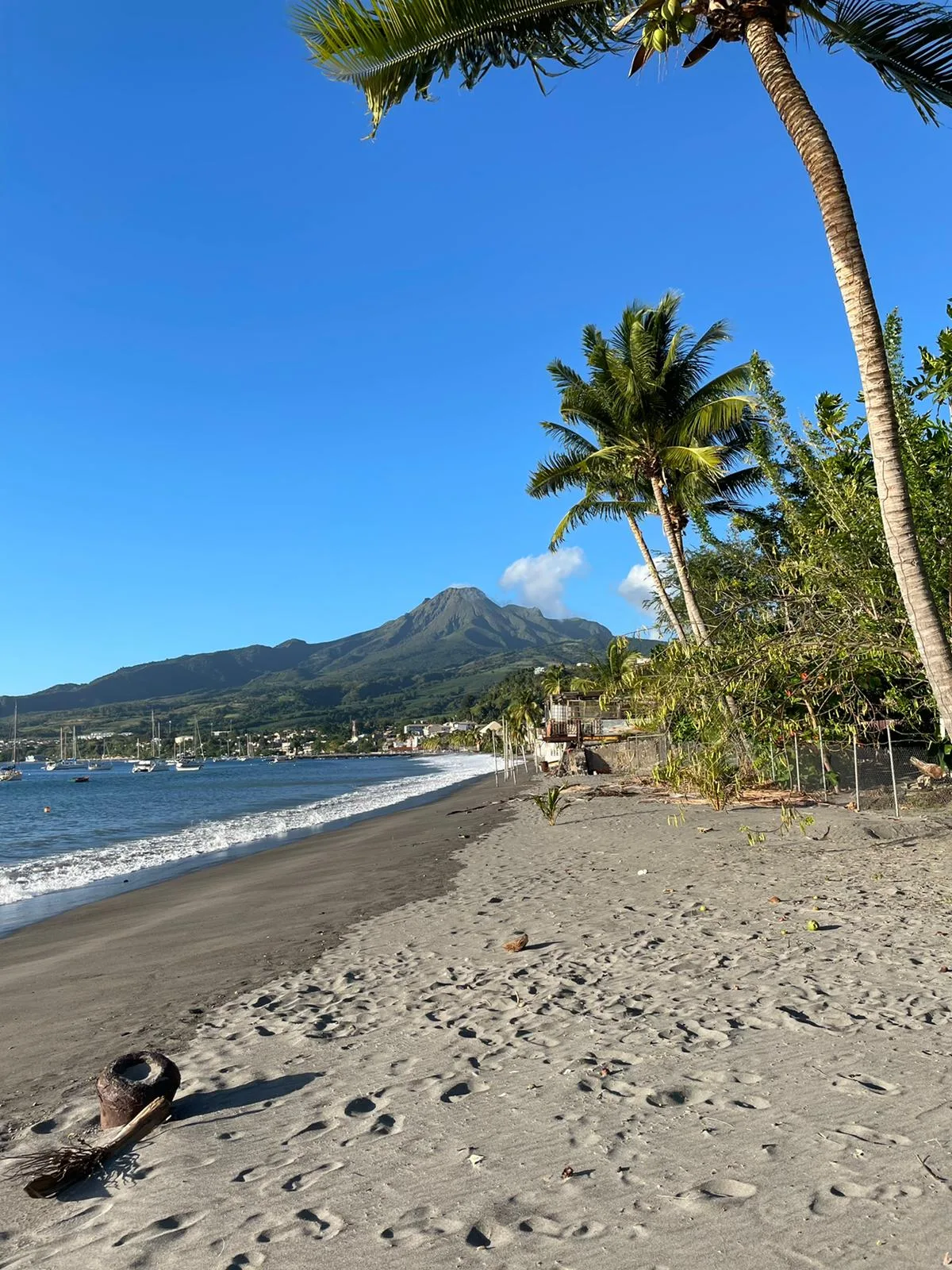 La plage de Saint-Pierre et la Montagne Pelée